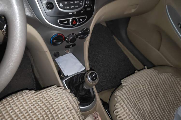 Used Hyundai Verna (older generation) 2010 Sedan 1.4L Manual Comfort GS Gear Lever