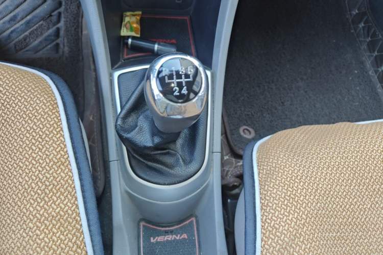Used Hyundai Verna (older generation) 2010 Sedan 1.4L Manual Comfort GS Gear Lever