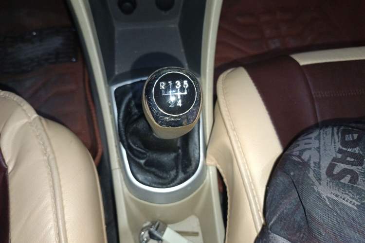 Used Hyundai Verna (older generation) 2010 Sedan 1.4L Manual Comfort GS Gear Lever