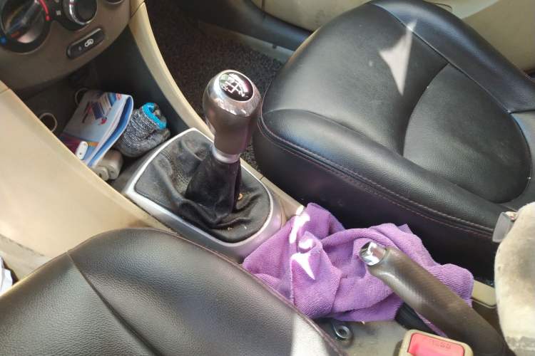 Used Hyundai Verna (older generation) 2010 Sedan 1.4L Manual Comfort GS Gear Lever