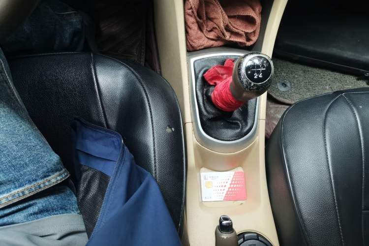 Used Hyundai Verna (older generation) 2010 Sedan 1.4L Manual Comfort GS Gear Lever