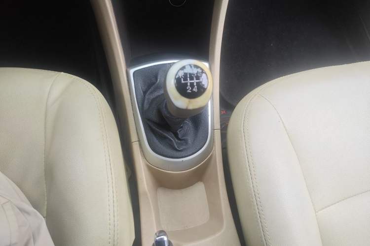Used Hyundai Verna (older generation) 2010 Sedan 1.4L Manual Comfort GS Gear Lever