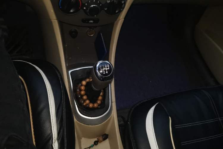 Used Hyundai Verna (older generation) 2010 Sedan 1.4L Manual Comfort GS Gear Lever