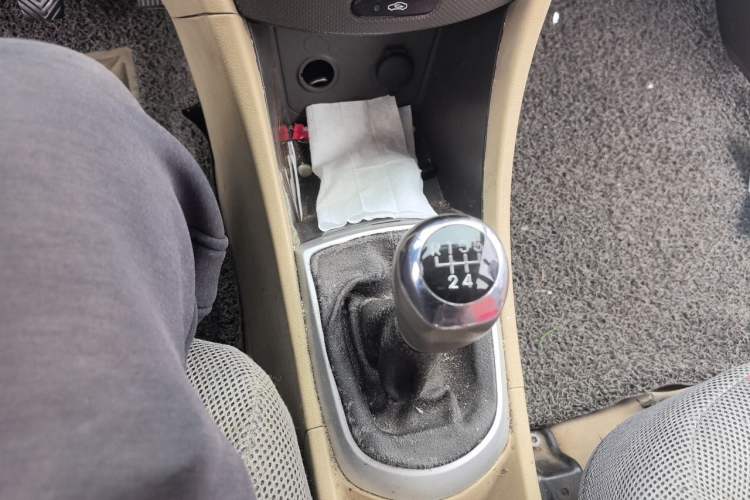 Used Hyundai Verna (older generation) 2010 Sedan 1.4L Manual Comfort GS Gear Lever