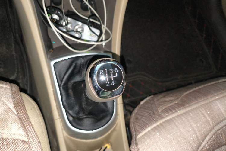 Used Hyundai Verna (older generation) 2010 Sedan 1.4L Manual Comfort GS Gear Lever