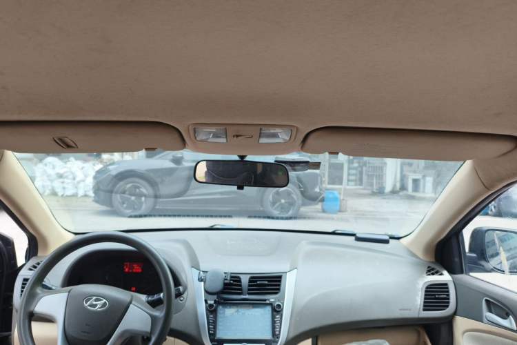 Used Hyundai Verna (older generation) 2010 Sedan 1.4L Manual Comfort GS Headliner