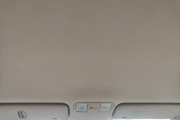 Used Hyundai Verna (older generation) 2010 Sedan 1.4L Manual Comfort GS Headliner