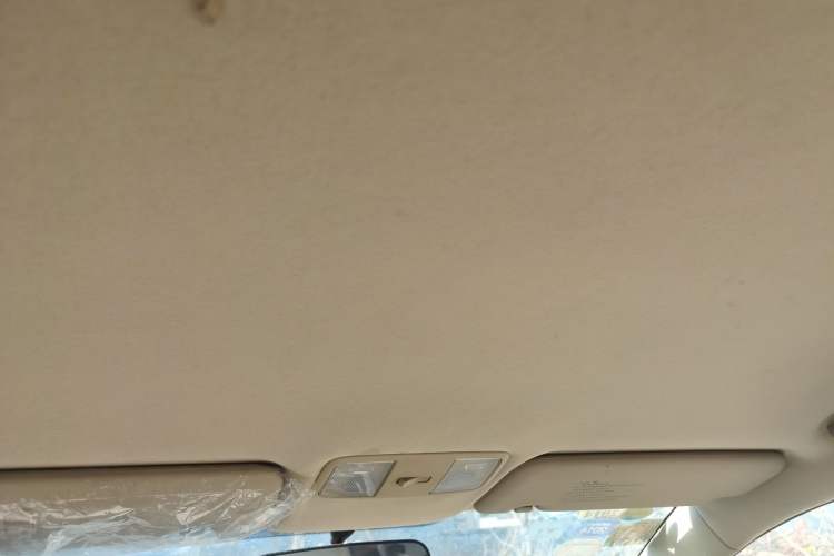 Used Hyundai Verna (older generation) 2010 Sedan 1.4L Manual Comfort GS Headliner