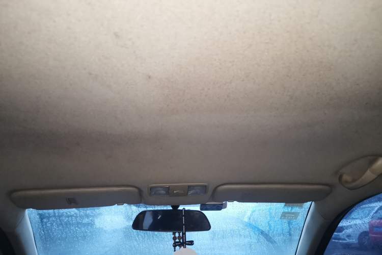 Used Hyundai Verna (older generation) 2010 Sedan 1.4L Manual Comfort GS Headliner