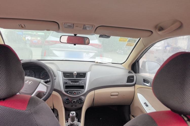 Used Hyundai Verna (older generation) 2010 Sedan 1.4L Manual Comfort GS Headliner