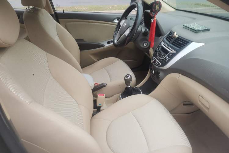 Used Hyundai Verna (older generation) 2010 Sedan 1.4L Manual Comfort GS Interior 3