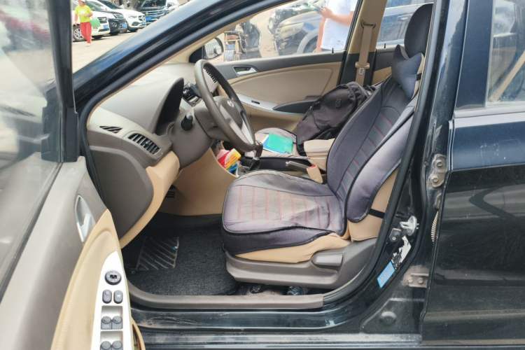 Used Hyundai Verna (older generation) 2010 Sedan 1.4L Manual Comfort GS Left Front Seat