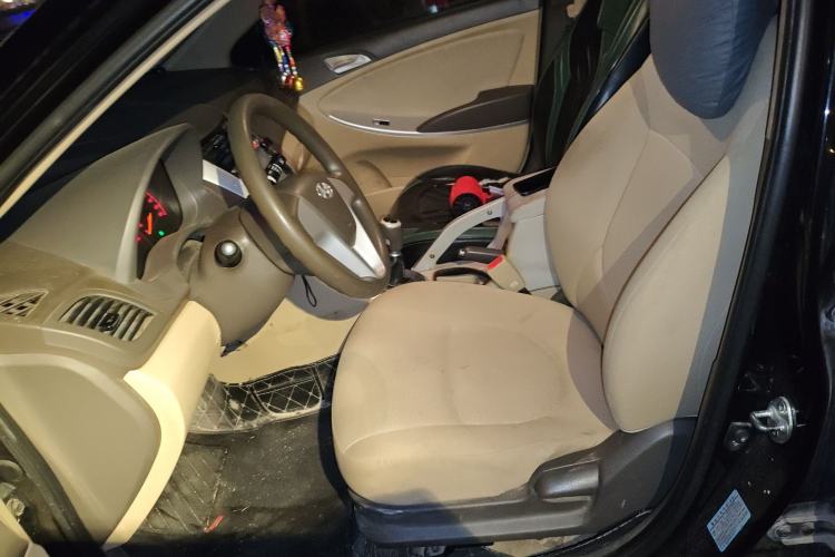 Used Hyundai Verna (older generation) 2010 Sedan 1.4L Manual Comfort GS Left Front Seat