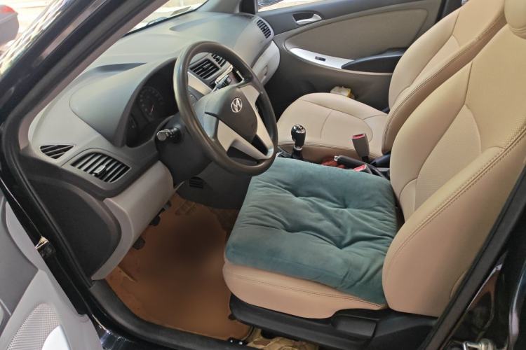 Used Hyundai Verna (older generation) 2010 Sedan 1.4L Manual Comfort GS Left Front Seat