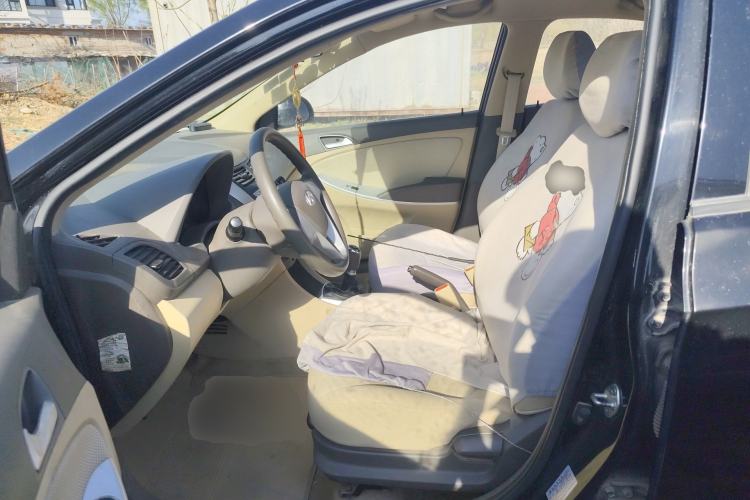 Used Hyundai Verna (older generation) 2010 Sedan 1.4L Manual Comfort GS Left Front Seat