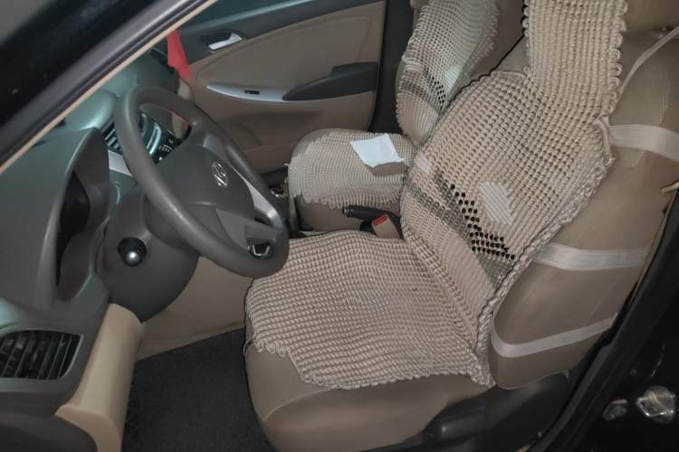 Used Hyundai Verna (older generation) 2010 Sedan 1.4L Manual Comfort GS Left Front Seat