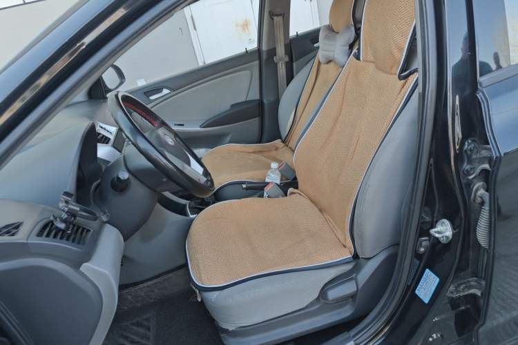 Used Hyundai Verna (older generation) 2010 Sedan 1.4L Manual Comfort GS Left Front Seat