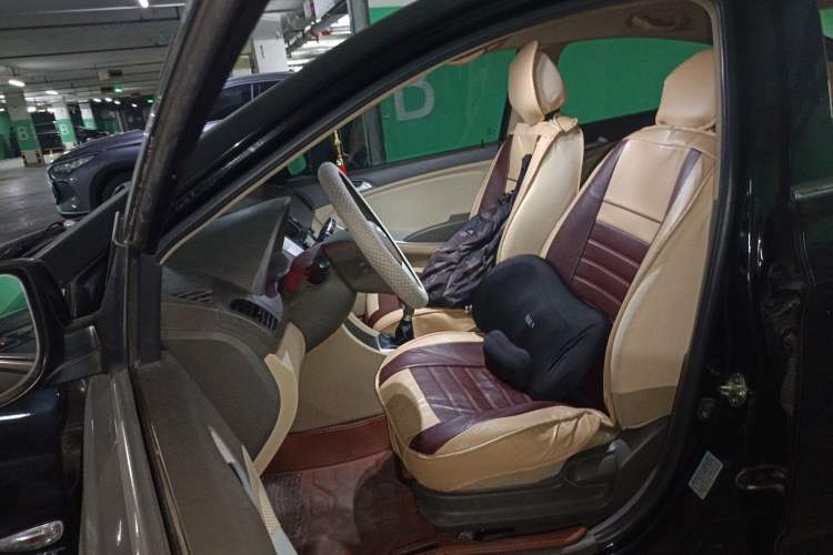 Used Hyundai Verna (older generation) 2010 Sedan 1.4L Manual Comfort GS Left Front Seat
