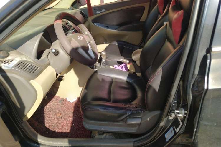 Used Hyundai Verna (older generation) 2010 Sedan 1.4L Manual Comfort GS Left Front Seat