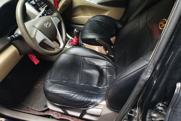 Used Hyundai Verna (older generation) 2010 Sedan 1.4L Manual Comfort GS Left Front Seat