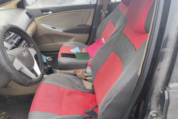 Used Hyundai Verna (older generation) 2010 Sedan 1.4L Manual Comfort GS Left Front Seat