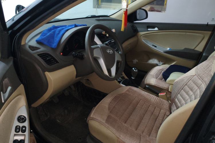Used Hyundai Verna (older generation) 2010 Sedan 1.4L Manual Comfort GS Left Front Seat