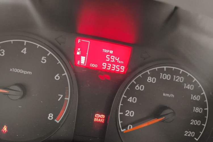 Used Hyundai Verna (older generation) 2010 Sedan 1.4L Manual Comfort GS Odometer Close Up
