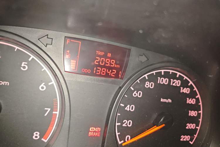 Used Hyundai Verna (older generation) 2010 Sedan 1.4L Manual Comfort GS Odometer Close Up