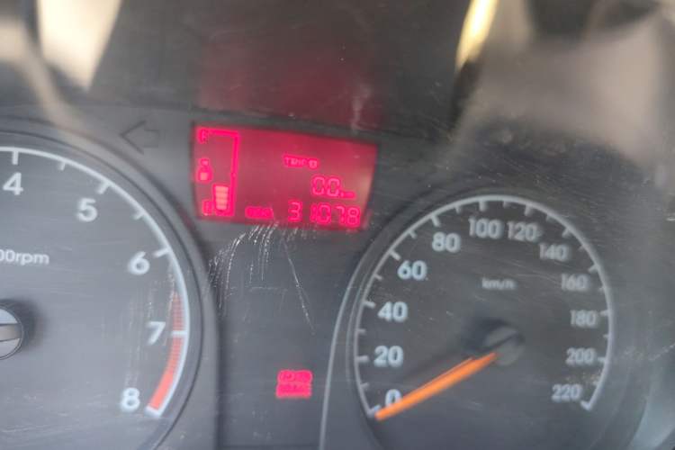 Used Hyundai Verna (older generation) 2010 Sedan 1.4L Manual Comfort GS Odometer Close Up