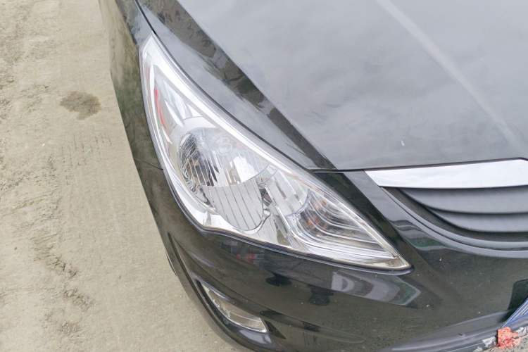 Used Hyundai Verna (older generation) 2010 Sedan 1.4L Manual Comfort GS Right Front Headlight