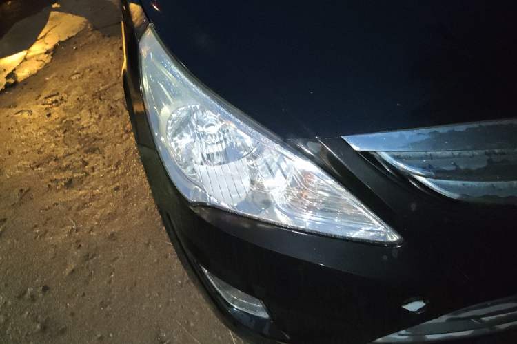 Used Hyundai Verna (older generation) 2010 Sedan 1.4L Manual Comfort GS Right Front Headlight