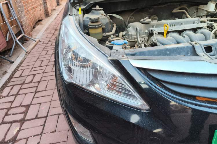 Used Hyundai Verna (older generation) 2010 Sedan 1.4L Manual Standard GL Model Right Front Headlight