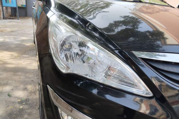 Used Hyundai Verna (older generation) 2010 Sedan 1.4L Manual Standard GL Model Right Front Headlight