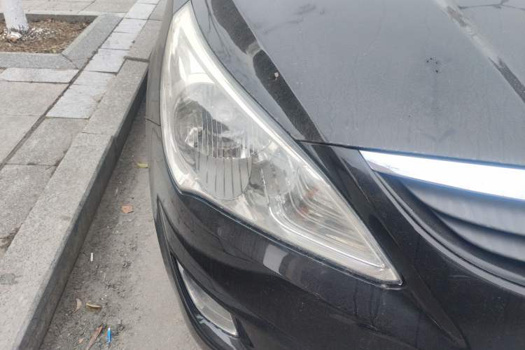 Used Hyundai Verna (older generation) 2010 Sedan 1.4L Manual Comfort GS Right Front Headlight