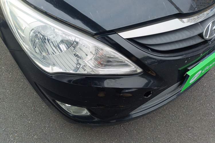 Used Hyundai Verna (older generation) 2010 Sedan 1.4L Manual Comfort GS Right Front Headlight