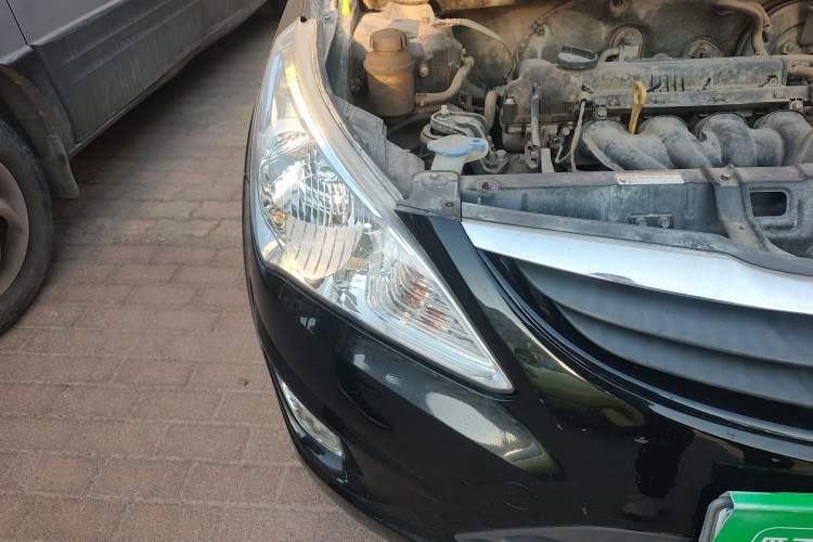 Used Hyundai Verna (older generation) 2010 Sedan 1.4L Manual Comfort GS Right Front Headlight