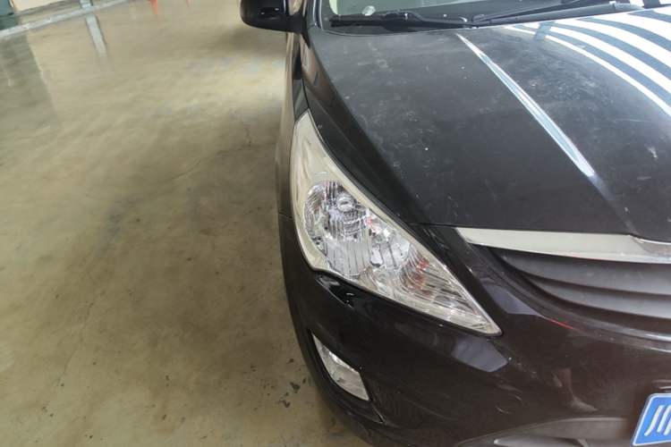 Used Hyundai Verna (older generation) 2010 Sedan 1.4L Manual Comfort GS Right Front Headlight