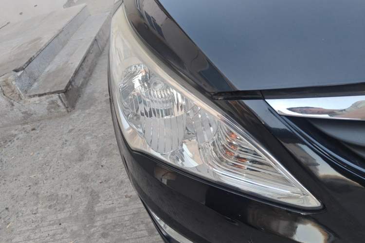 Used Hyundai Verna (older generation) 2010 Sedan 1.4L Manual Comfort GS Right Front Headlight