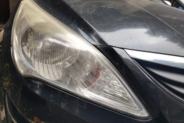 Used Hyundai Verna (older generation) 2010 Sedan 1.4L Manual Comfort GS Right Front Headlight