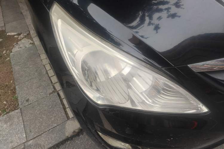 Used Hyundai Verna (older generation) 2010 Sedan 1.4L Manual Comfort GS Right Front Headlight