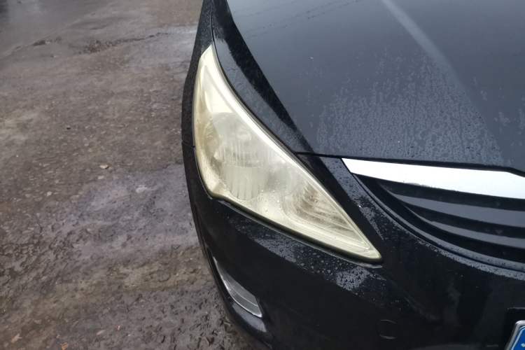 Used Hyundai Verna (older generation) 2010 Sedan 1.4L Manual Comfort GS Right Front Headlight