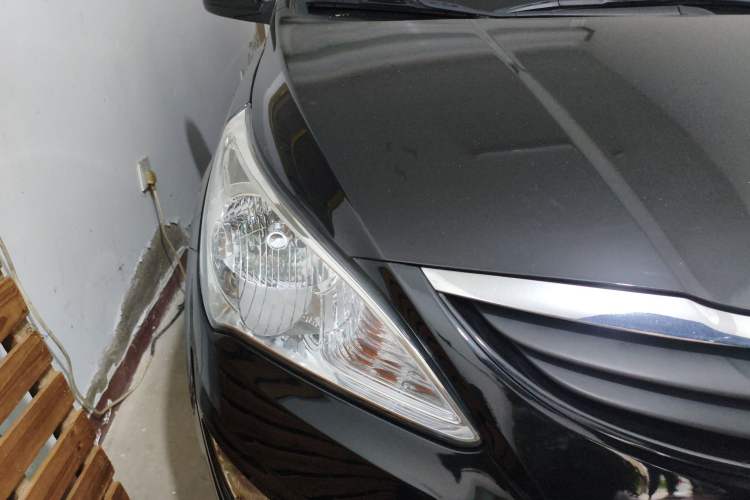 Used Hyundai Verna (older generation) 2010 Sedan 1.4L Manual Comfort GS Right Front Headlight