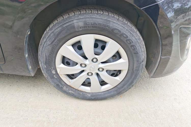 Used Hyundai Verna (older generation) 2010 Sedan 1.4L Manual Comfort GS Right Front Wheel Hub