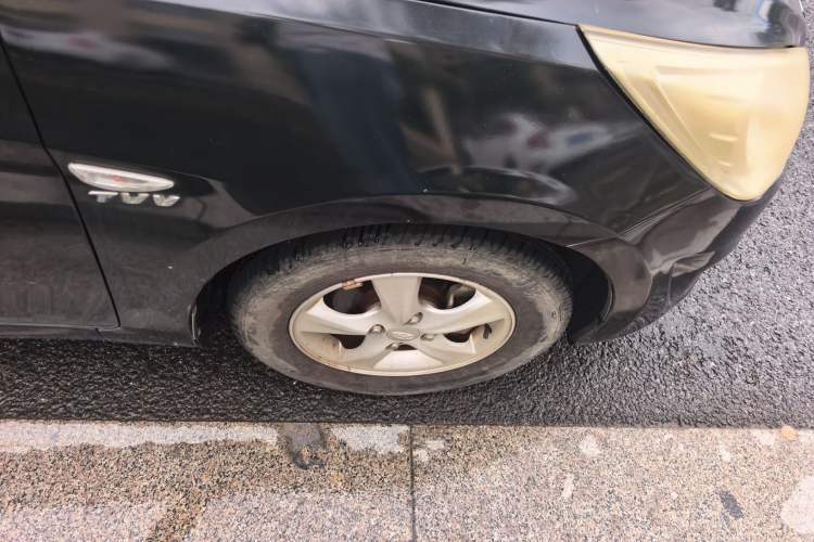 Used Hyundai Verna (older generation) 2010 Sedan 1.4L Manual Comfort GS Right Front Wheel Hub