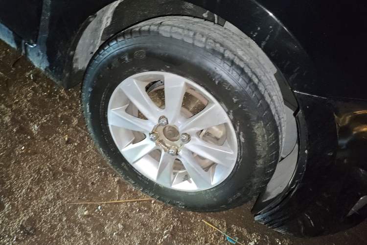 Used Hyundai Verna (older generation) 2010 Sedan 1.4L Manual Comfort GS Right Front Wheel Hub