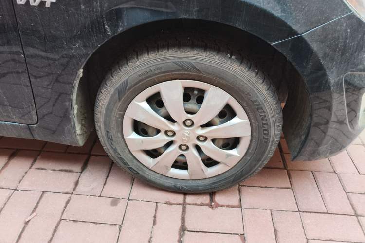 Used Hyundai Verna (older generation) 2010 Sedan 1.4L Manual Standard GL Model Right Front Wheel Hub