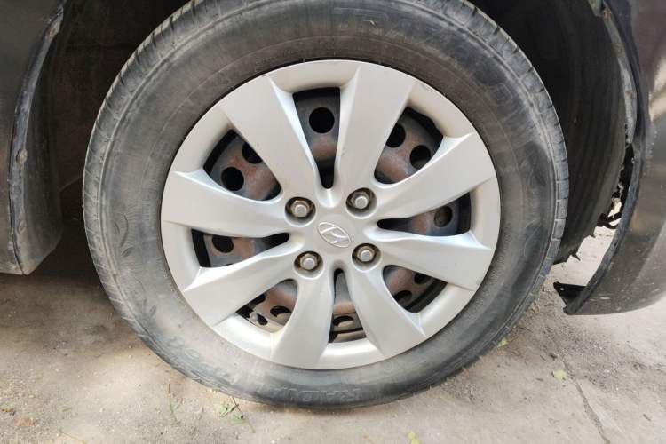 Used Hyundai Verna (older generation) 2010 Sedan 1.4L Manual Standard GL Model Right Front Wheel Hub