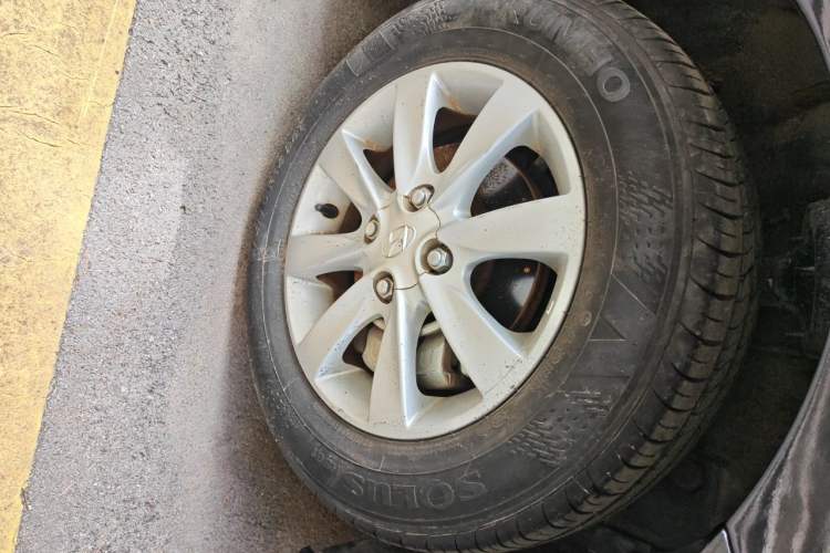 Used Hyundai Verna (older generation) 2010 Sedan 1.4L Manual Comfort GS Right Front Wheel Hub