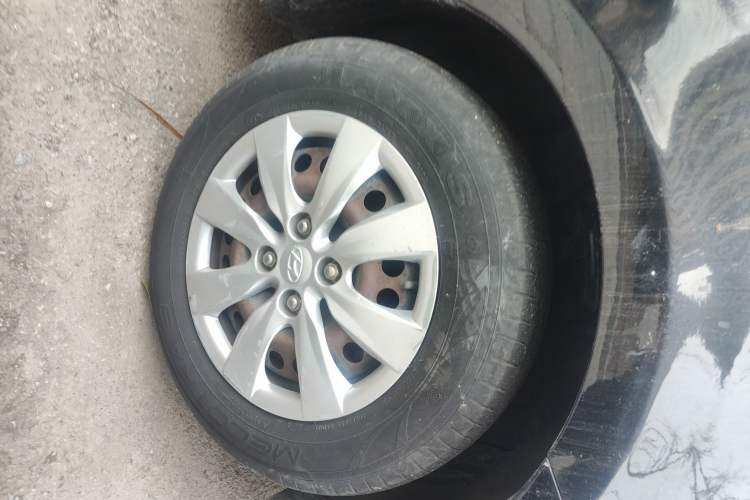 Used Hyundai Verna (older generation) 2010 Sedan 1.4L Manual Comfort GS Right Front Wheel Hub