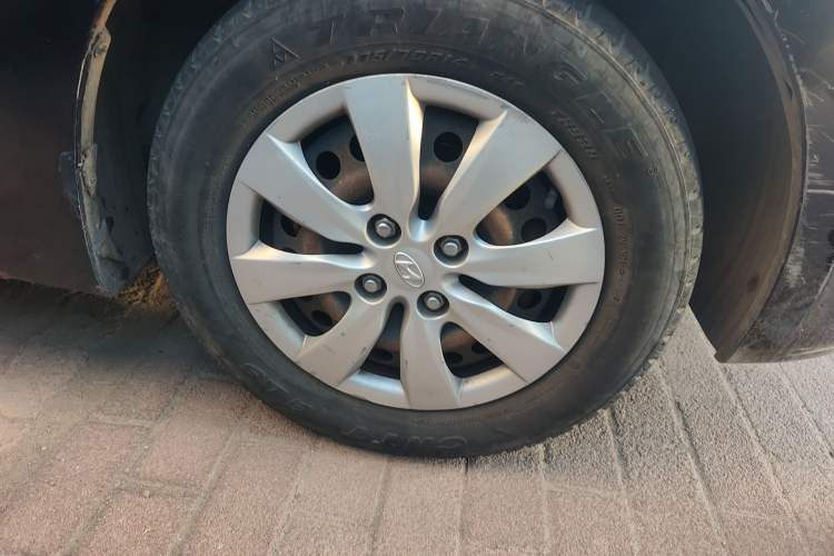 Used Hyundai Verna (older generation) 2010 Sedan 1.4L Manual Comfort GS Right Front Wheel Hub